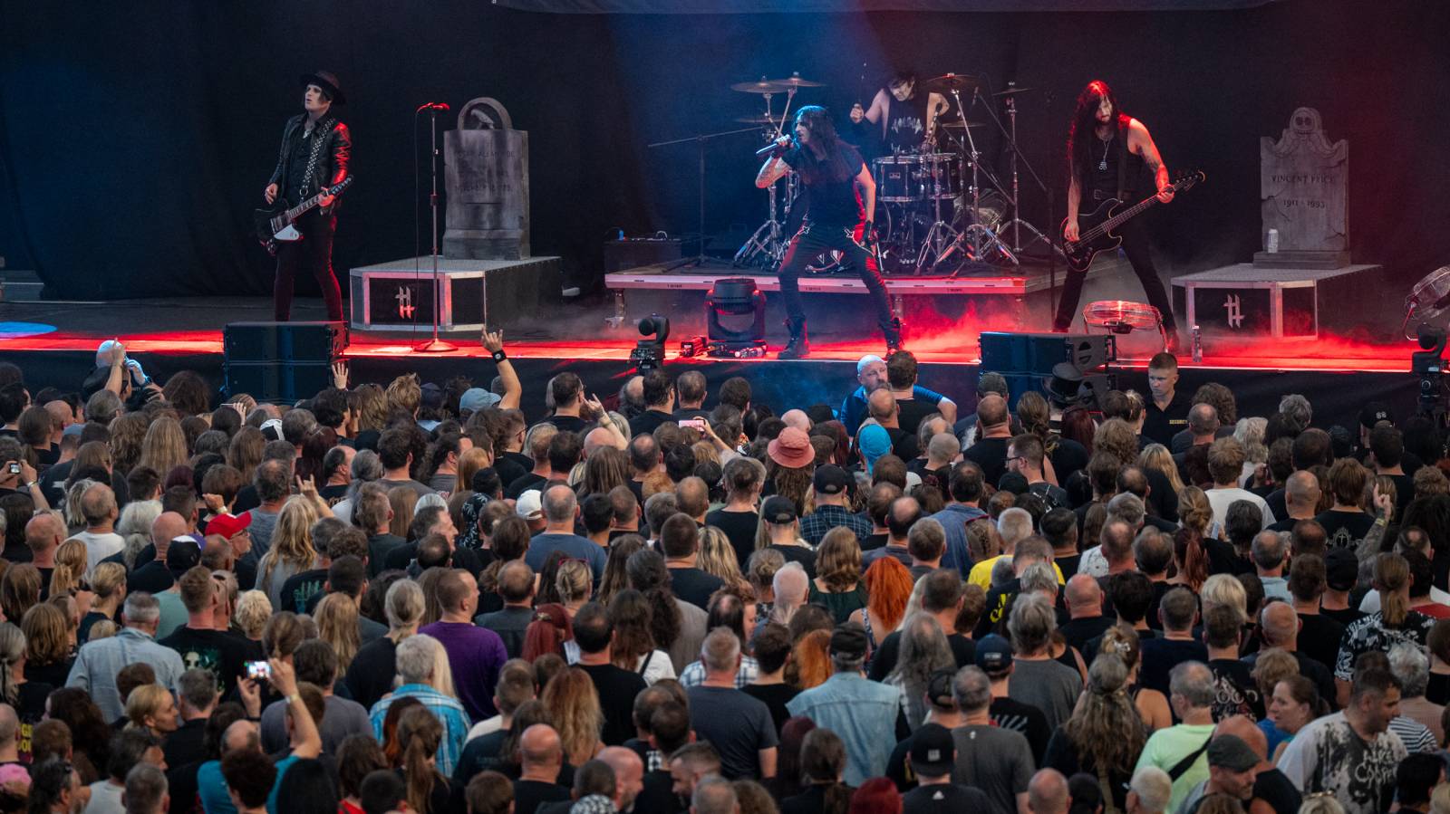 Alice Cooper si nechal v Plzni useknout hlavu a probodl fotografa