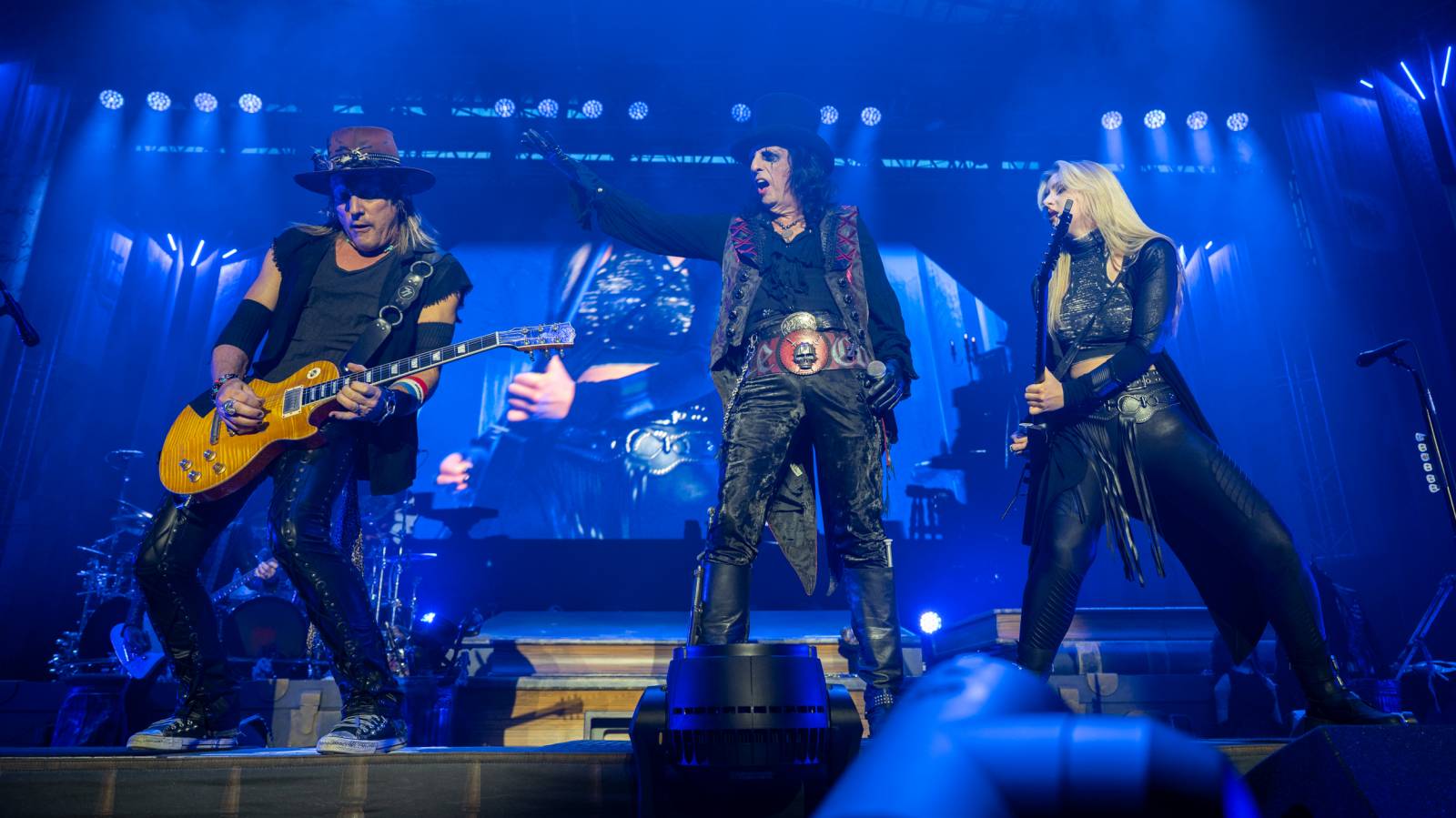 Alice Cooper si nechal v Plzni useknout hlavu a probodl fotografa