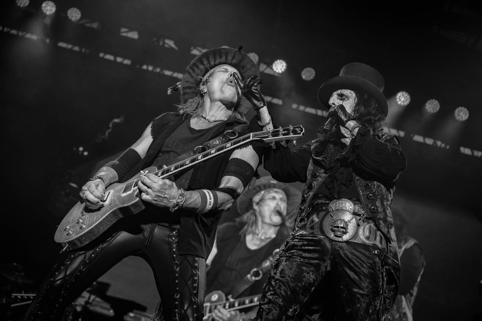 Alice Cooper si nechal v Plzni useknout hlavu a probodl fotografa