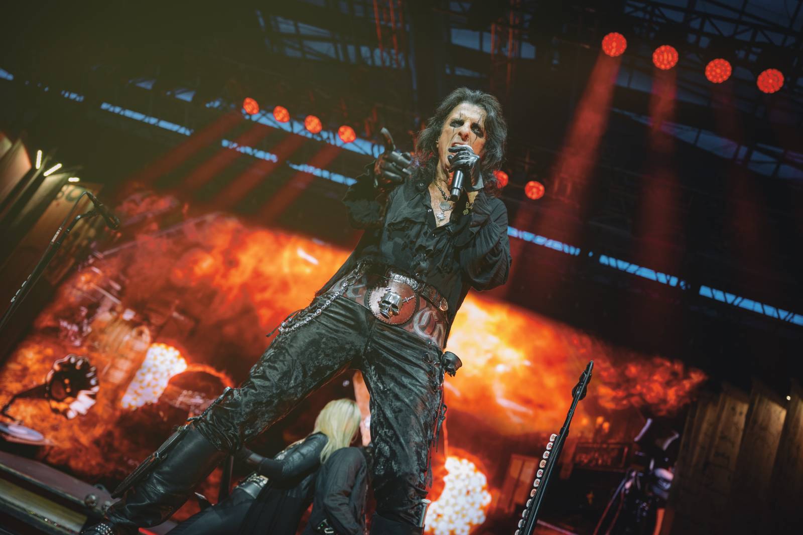 Alice Cooper si nechal v Plzni useknout hlavu a probodl fotografa