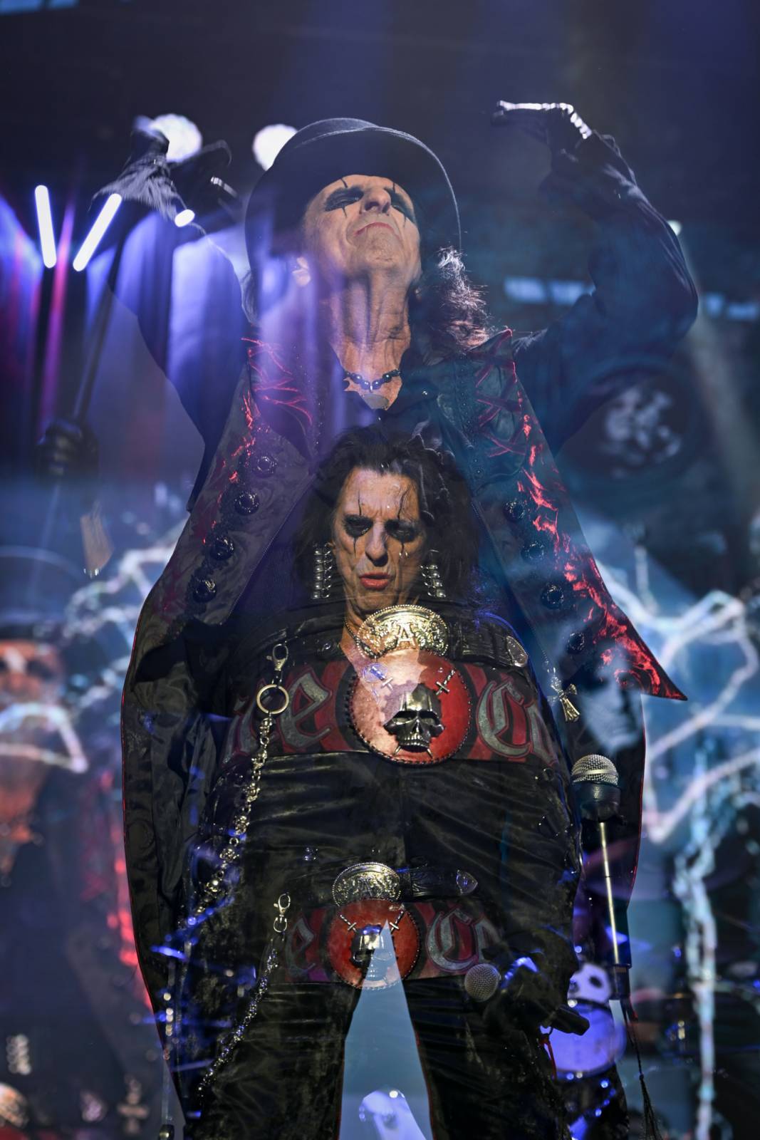 Alice Cooper si nechal v Plzni useknout hlavu a probodl fotografa