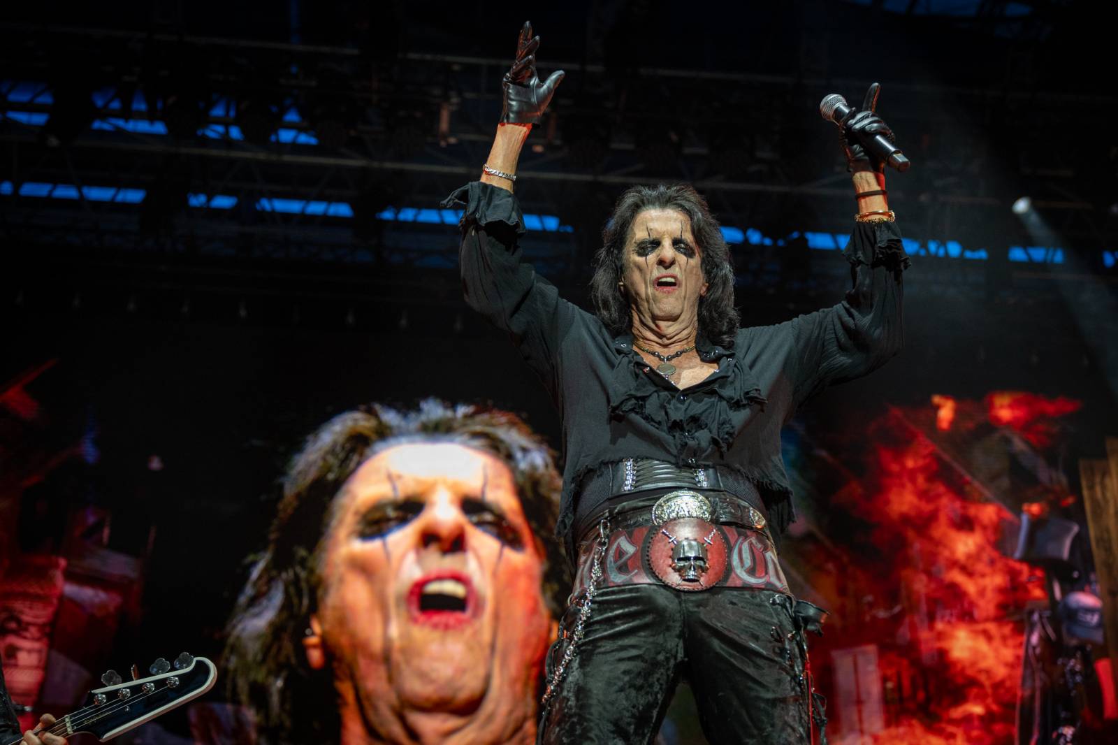 Alice Cooper si nechal v Plzni useknout hlavu a probodl fotografa