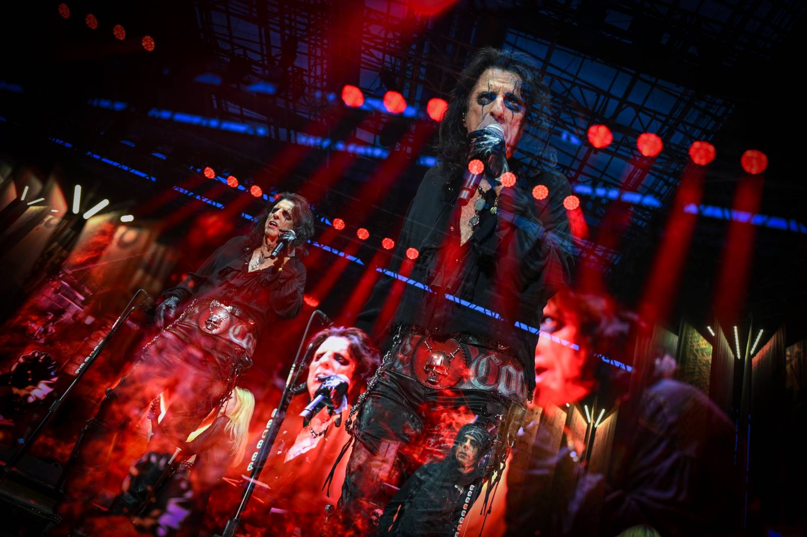 Alice Cooper si nechal v Plzni useknout hlavu a probodl fotografa