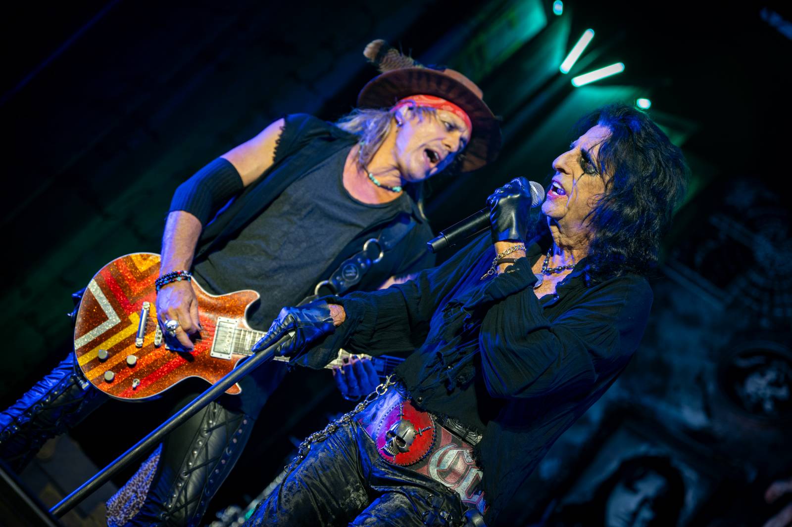 Alice Cooper si nechal v Plzni useknout hlavu a probodl fotografa