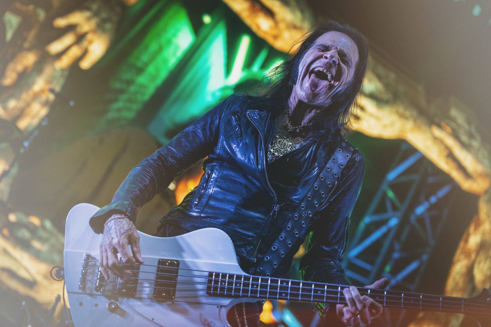 Alice Cooper si nechal v Plzni useknout hlavu a probodl fotografa