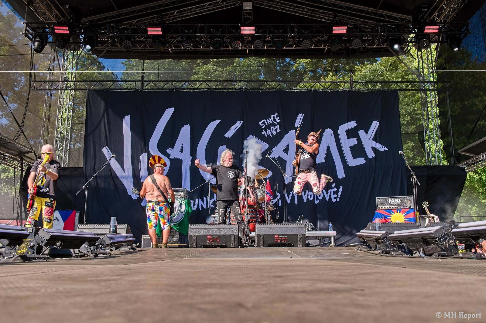 Pekelný ostrov odstartoval. První den nabídl show Divokýho Billa, Škworu, Harleje nebo Visacího zámku