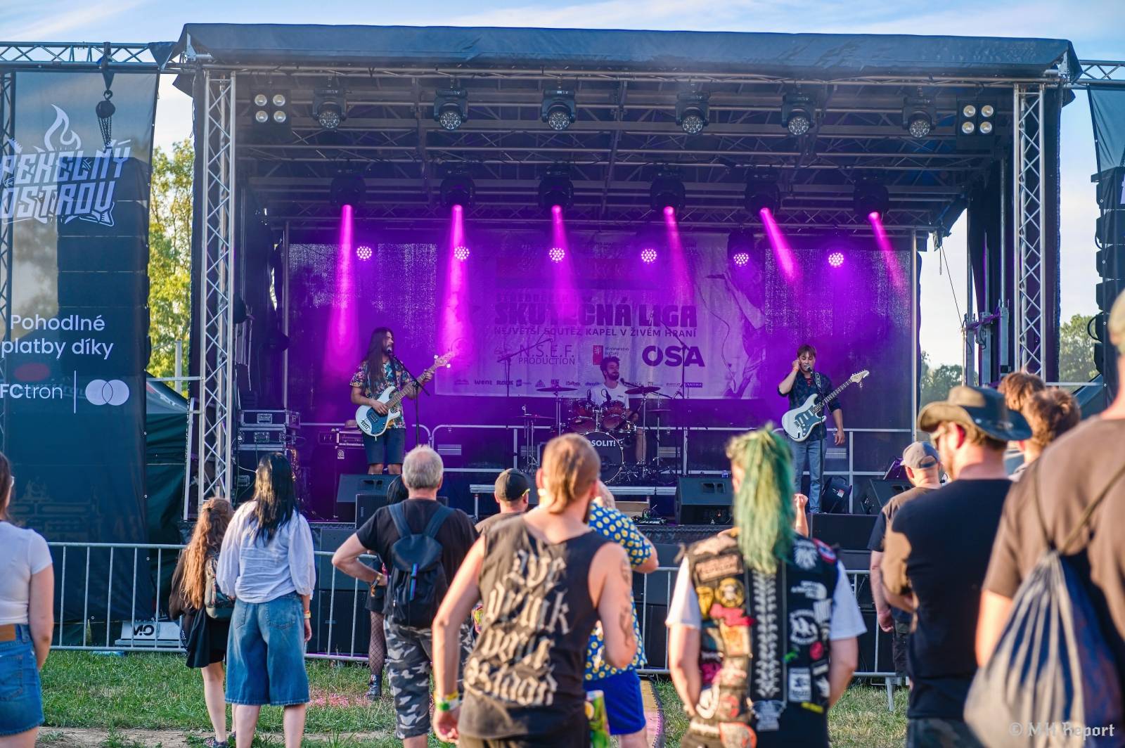 Pekelný ostrov odstartoval. První den nabídl show Divokýho Billa, Škworu, Harleje nebo Visacího zámku