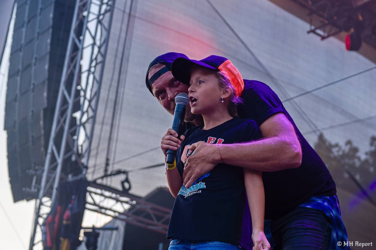Pekelný ostrov odstartoval. První den nabídl show Divokýho Billa, Škworu, Harleje nebo Visacího zámku