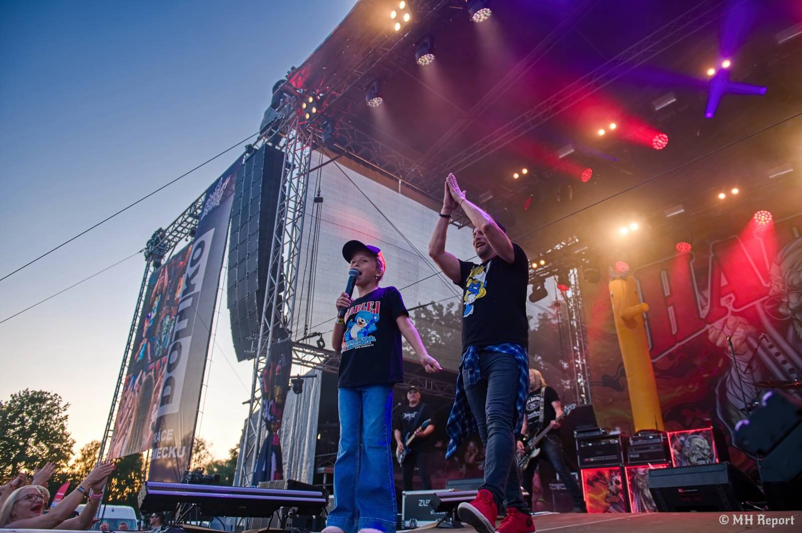 Pekelný ostrov odstartoval. První den nabídl show Divokýho Billa, Škworu, Harleje nebo Visacího zámku