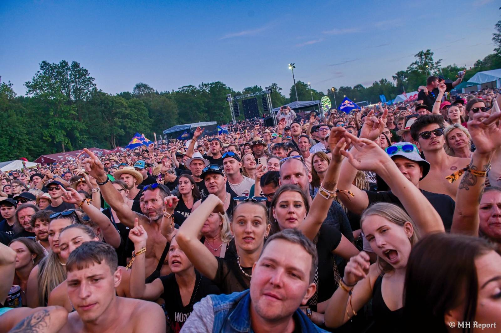 Pekelný ostrov odstartoval. První den nabídl show Divokýho Billa, Škworu, Harleje nebo Visacího zámku