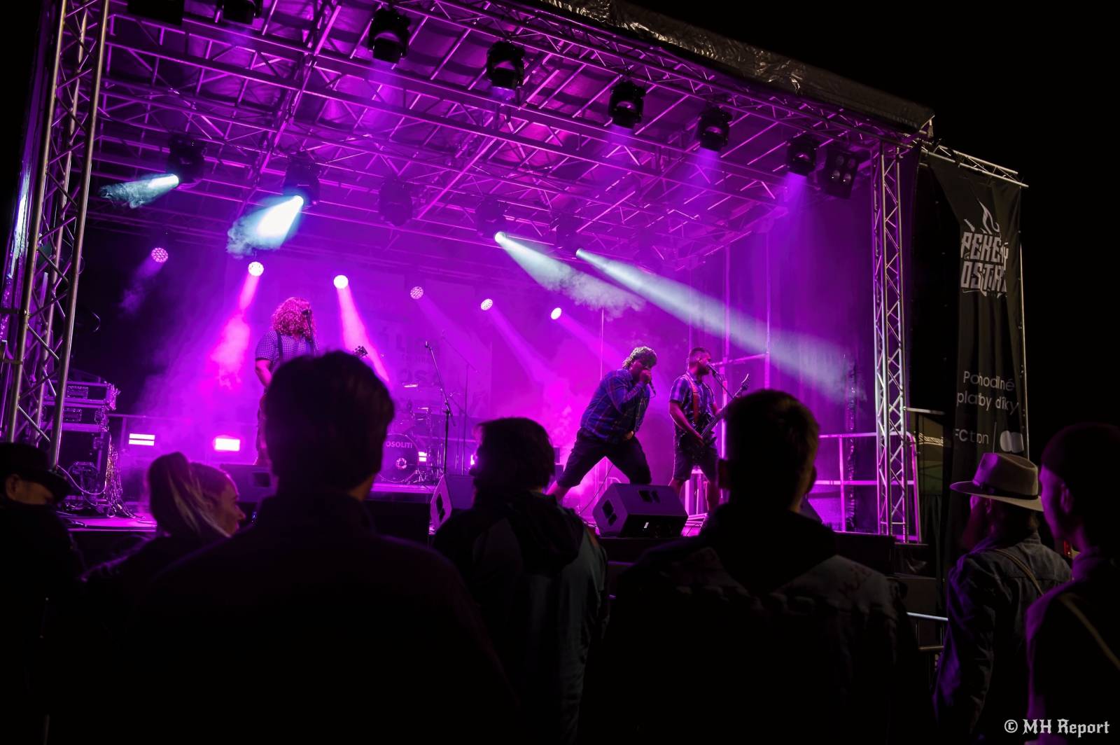 Pekelný ostrov odstartoval. První den nabídl show Divokýho Billa, Škworu, Harleje nebo Visacího zámku