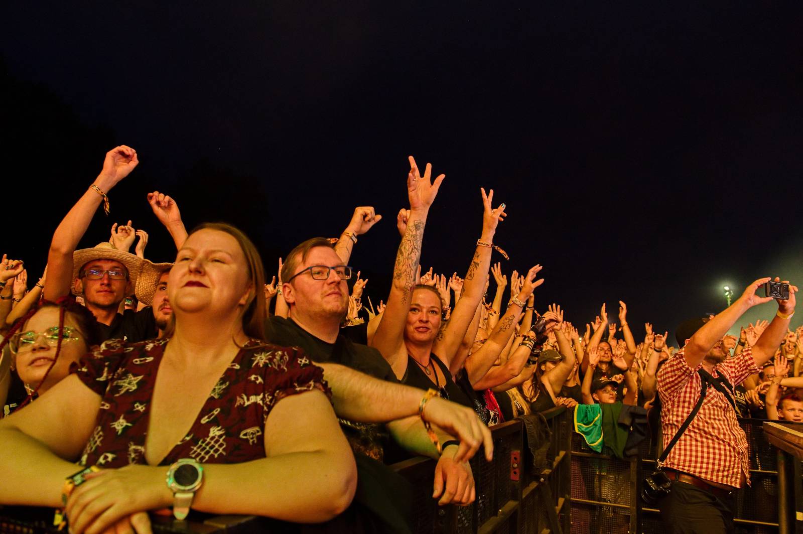 Druhý den Pekelného ostrova: Z porodnice rovnou na koncert. Kuba Ryba se stal podruhé tatínkem