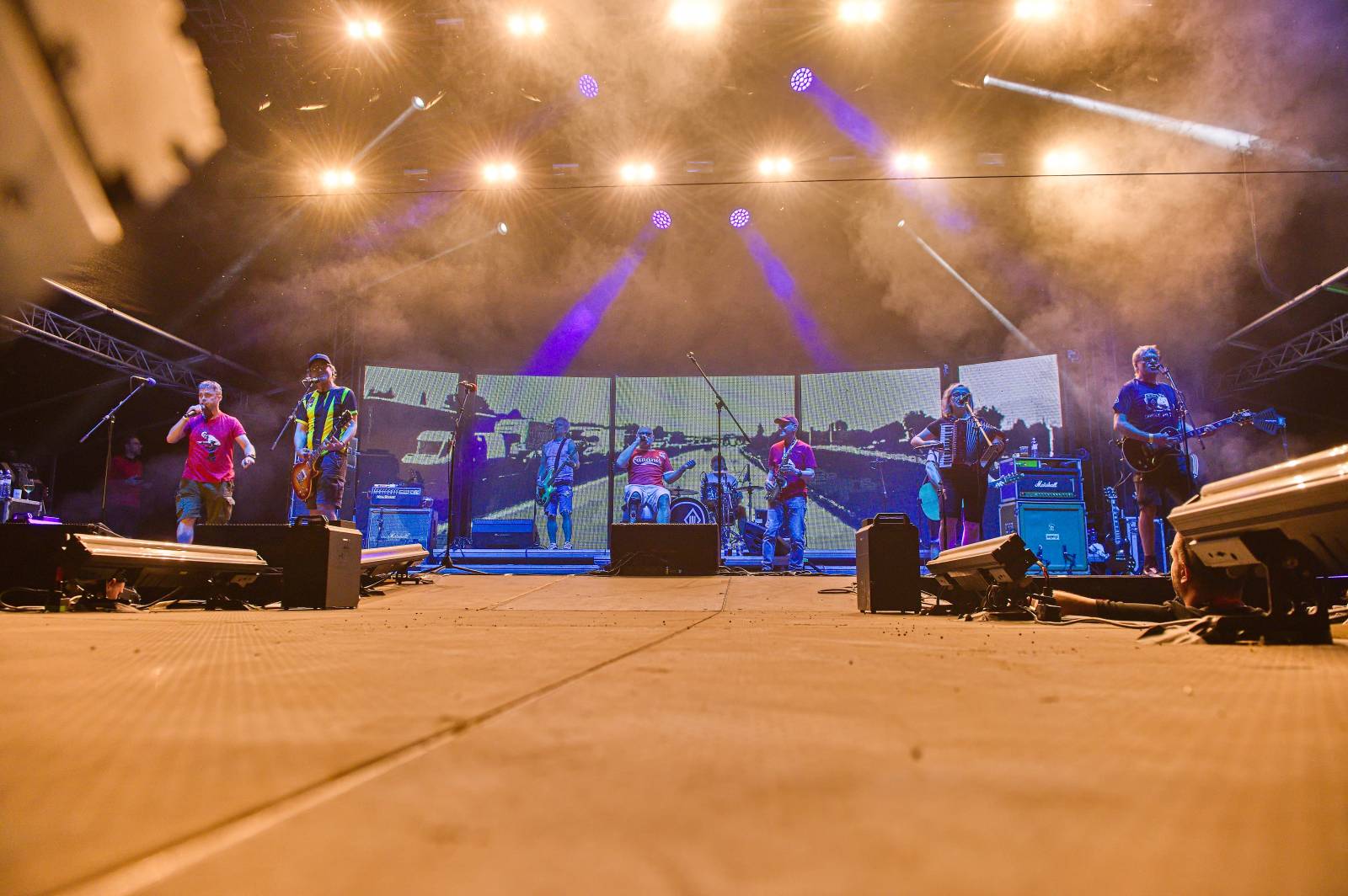 Druhý den Pekelného ostrova: Z porodnice rovnou na koncert. Kuba Ryba se stal podruhé tatínkem