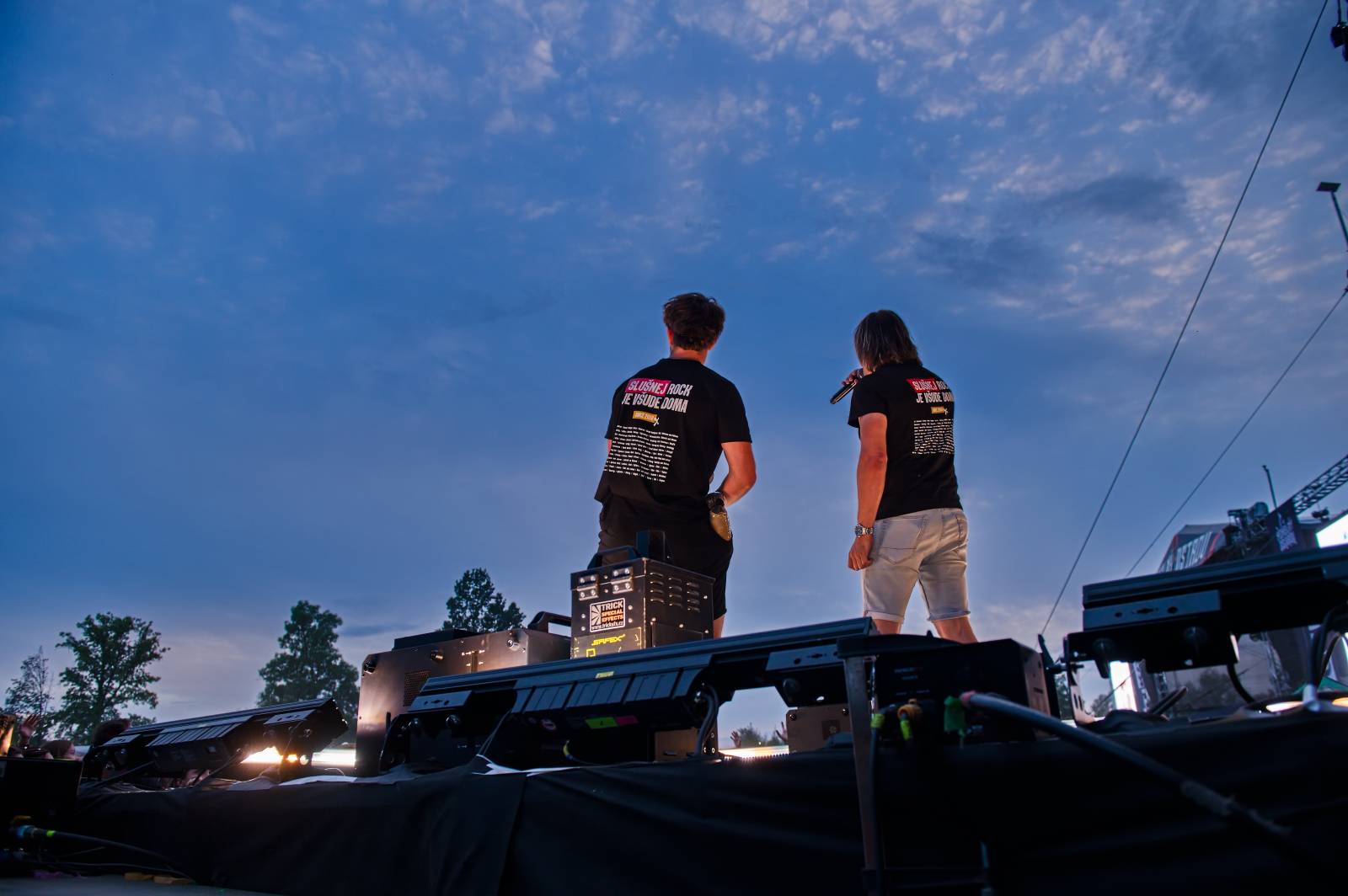 Druhý den Pekelného ostrova: Z porodnice rovnou na koncert. Kuba Ryba se stal podruhé tatínkem