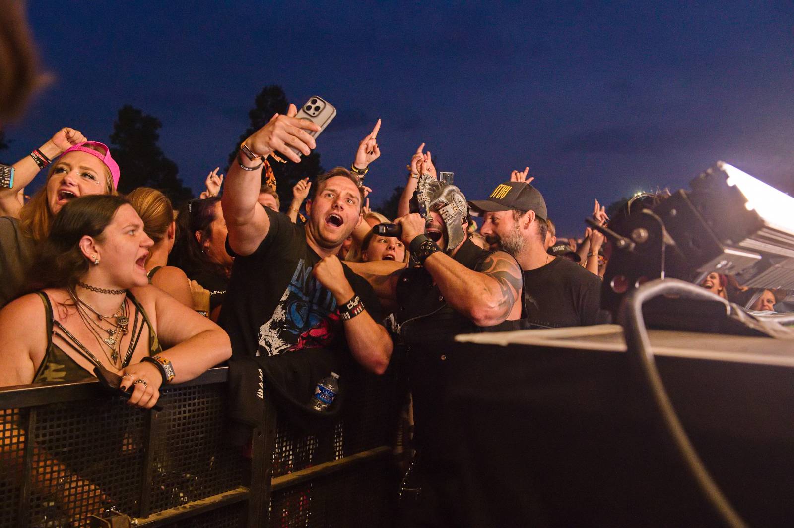 Druhý den Pekelného ostrova: Z porodnice rovnou na koncert. Kuba Ryba se stal podruhé tatínkem