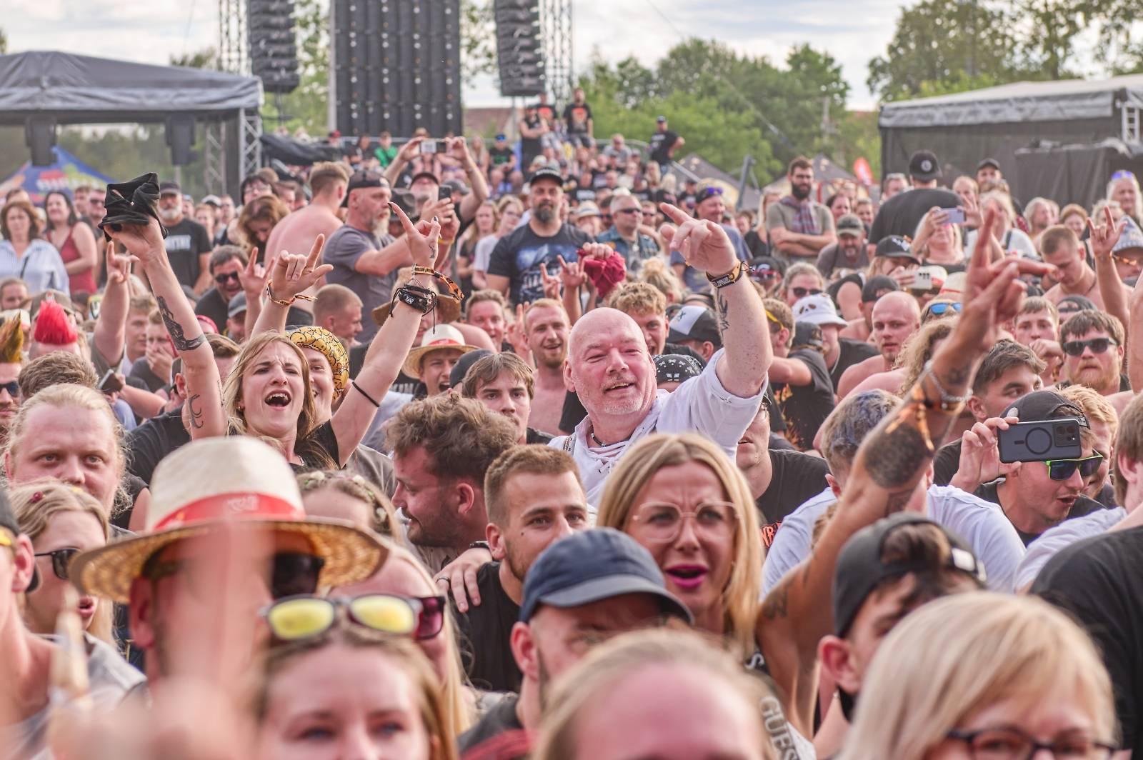 Druhý den Pekelného ostrova: Z porodnice rovnou na koncert. Kuba Ryba se stal podruhé tatínkem