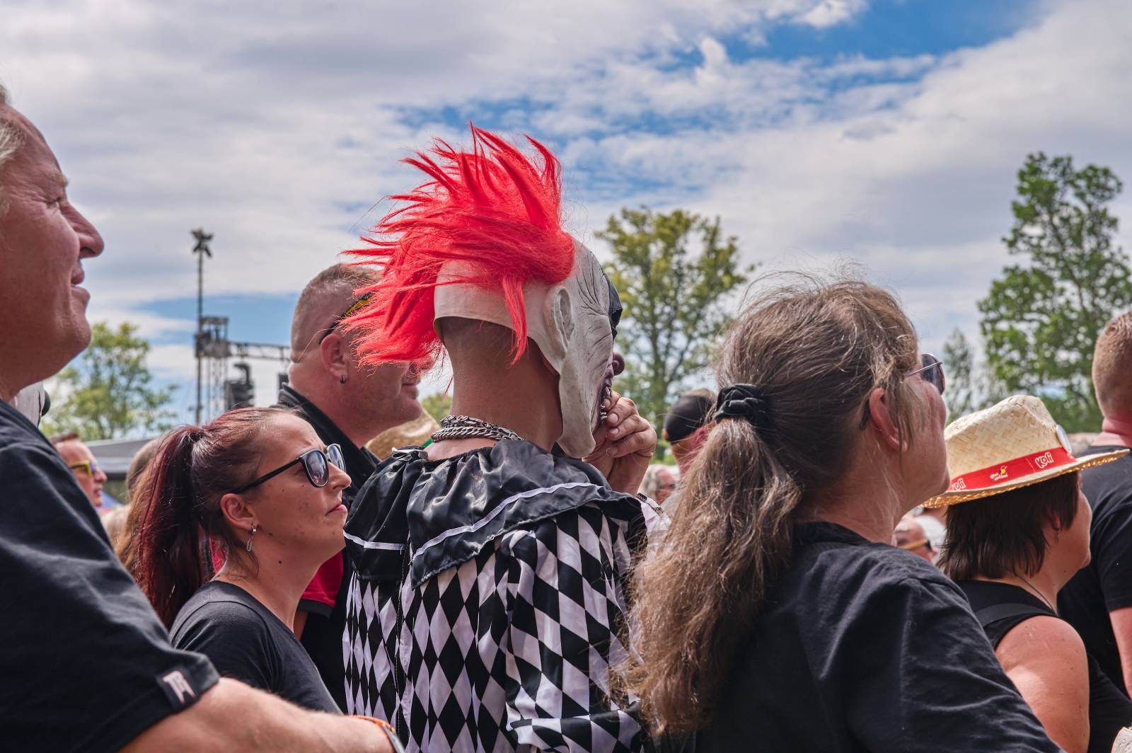 Druhý den Pekelného ostrova: Z porodnice rovnou na koncert. Kuba Ryba se stal podruhé tatínkem