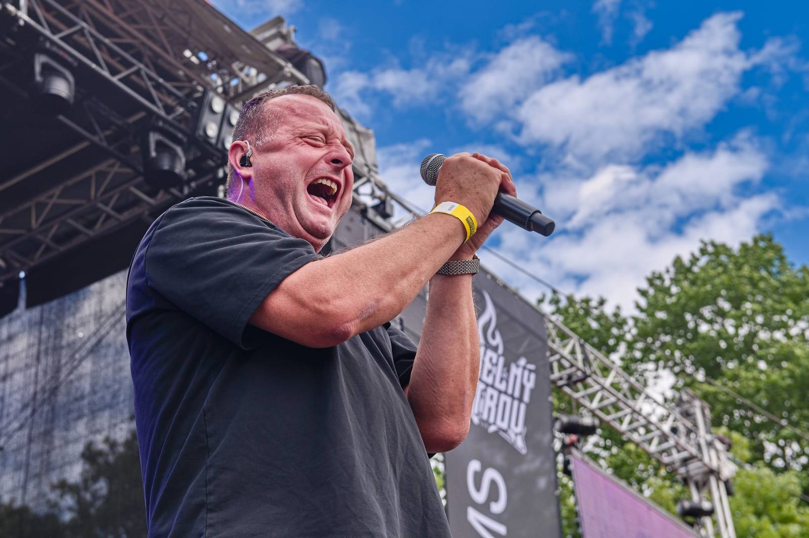 Druhý den Pekelného ostrova: Z porodnice rovnou na koncert. Kuba Ryba se stal podruhé tatínkem