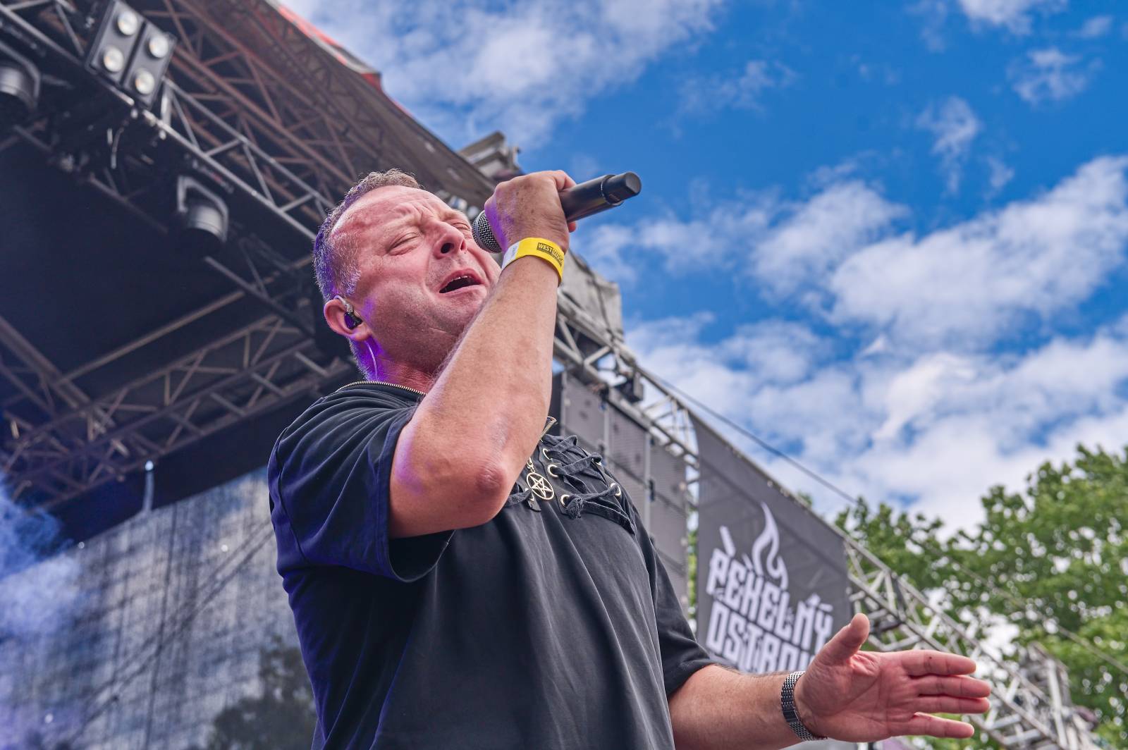Druhý den Pekelného ostrova: Z porodnice rovnou na koncert. Kuba Ryba se stal podruhé tatínkem