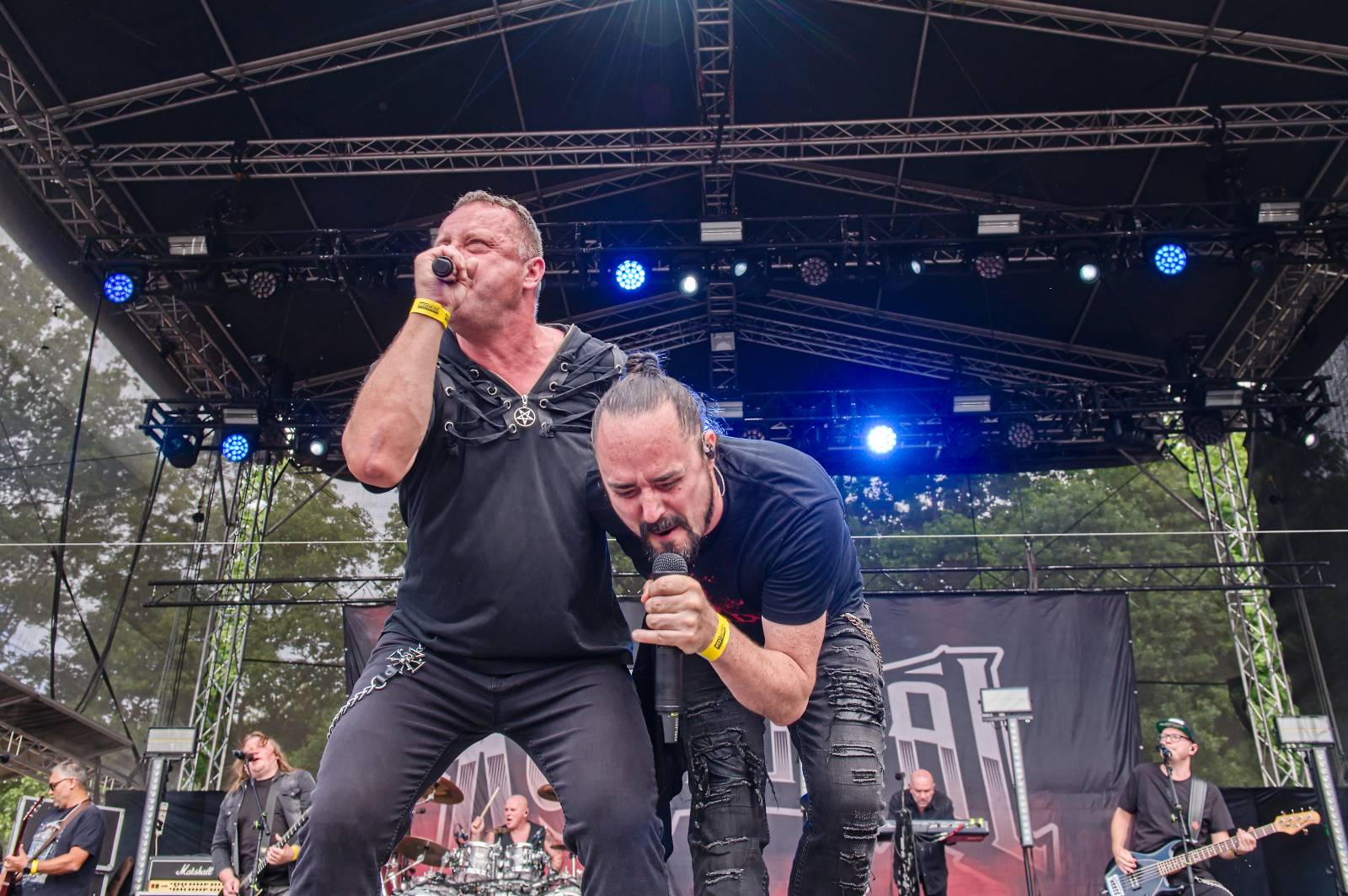Druhý den Pekelného ostrova: Z porodnice rovnou na koncert. Kuba Ryba se stal podruhé tatínkem