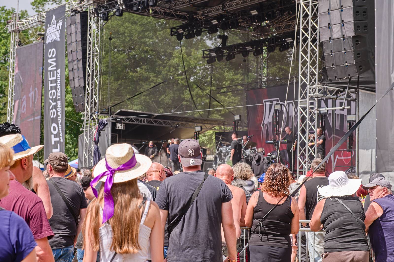Druhý den Pekelného ostrova: Z porodnice rovnou na koncert. Kuba Ryba se stal podruhé tatínkem