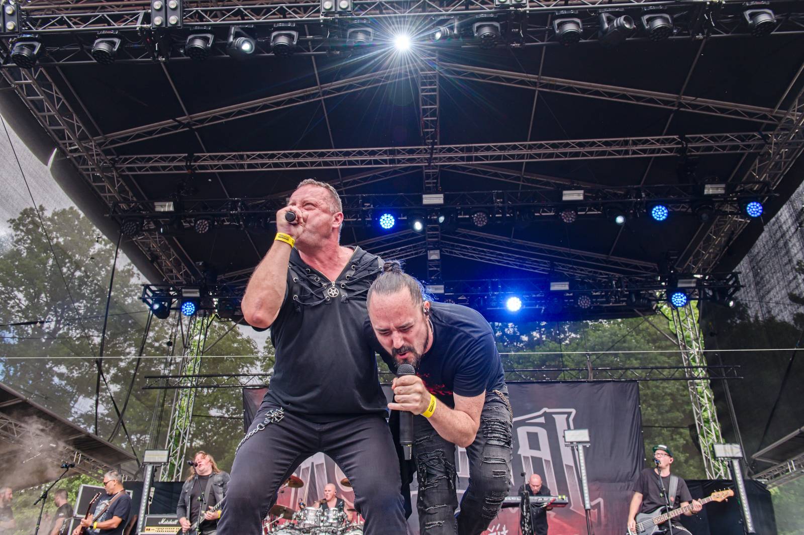 Druhý den Pekelného ostrova: Z porodnice rovnou na koncert. Kuba Ryba se stal podruhé tatínkem