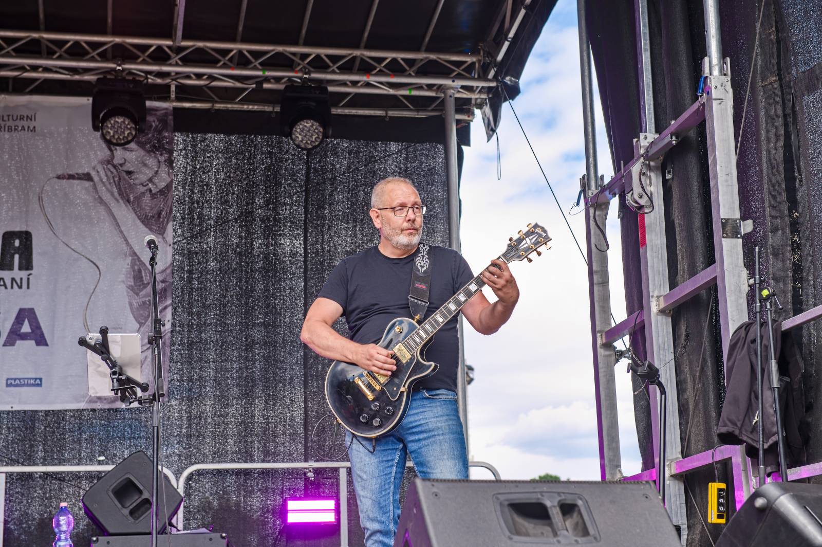 Druhý den Pekelného ostrova: Z porodnice rovnou na koncert. Kuba Ryba se stal podruhé tatínkem
