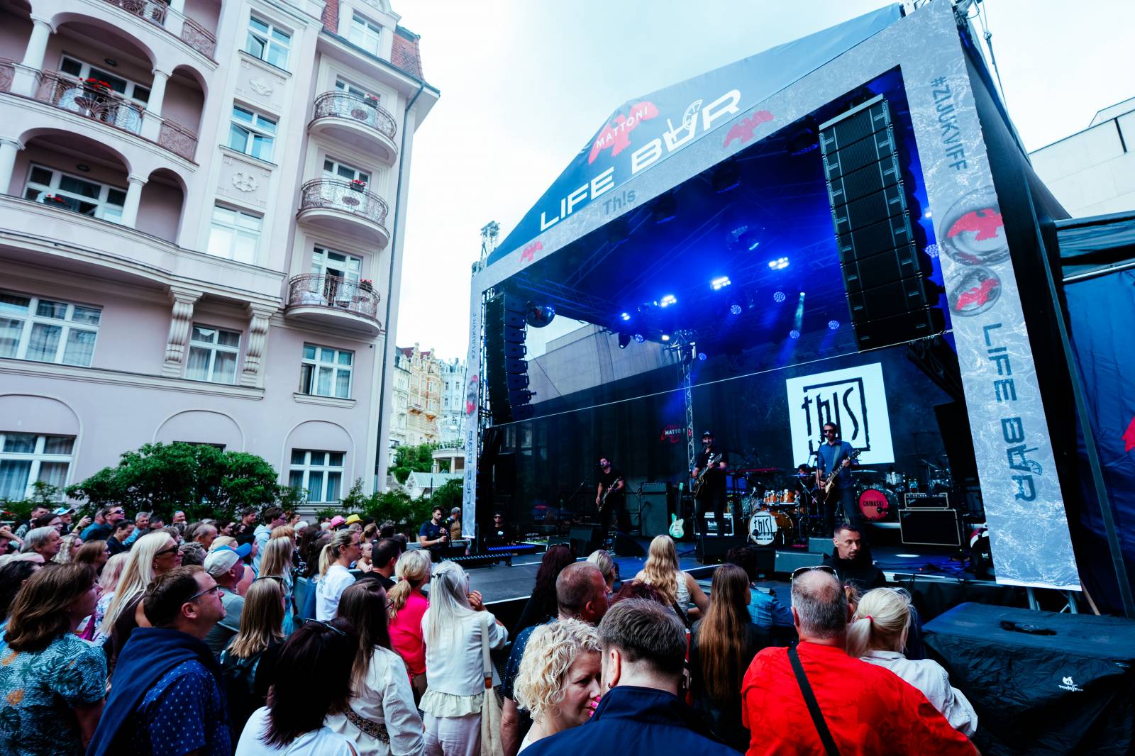 Th!s rozjeli třetí festivalový den v Karlových Varech. Chinaski bavili svými největšími hity