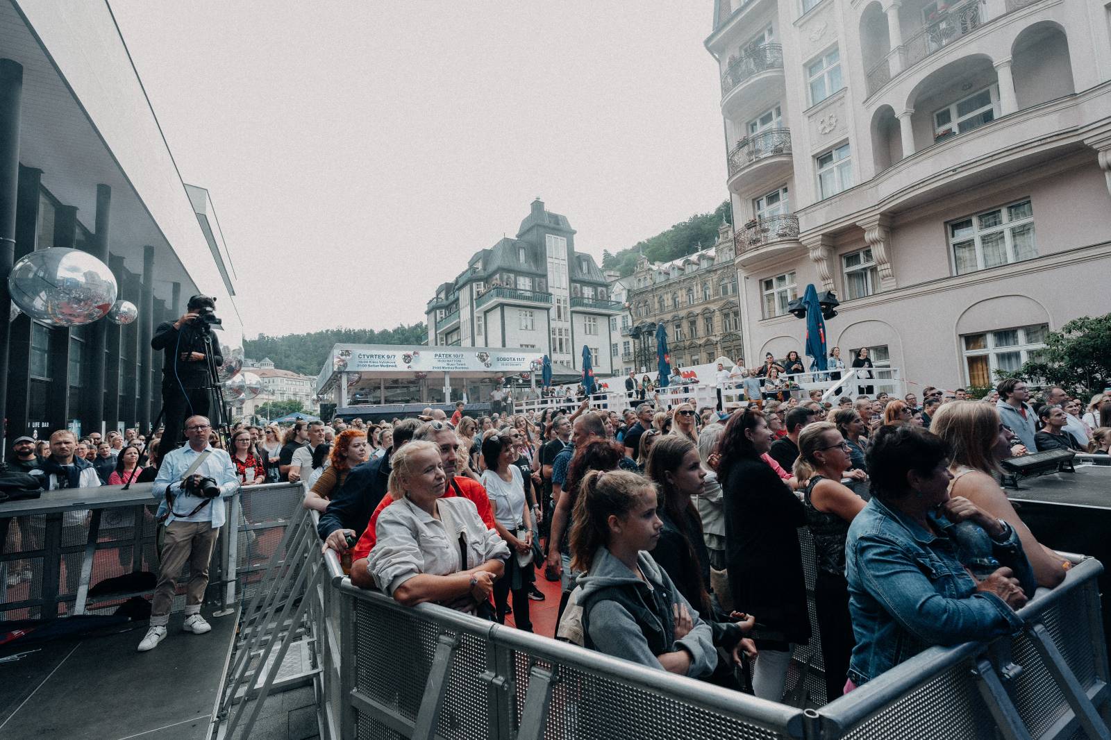 Th!s rozjeli třetí festivalový den v Karlových Varech. Chinaski bavili svými největšími hity