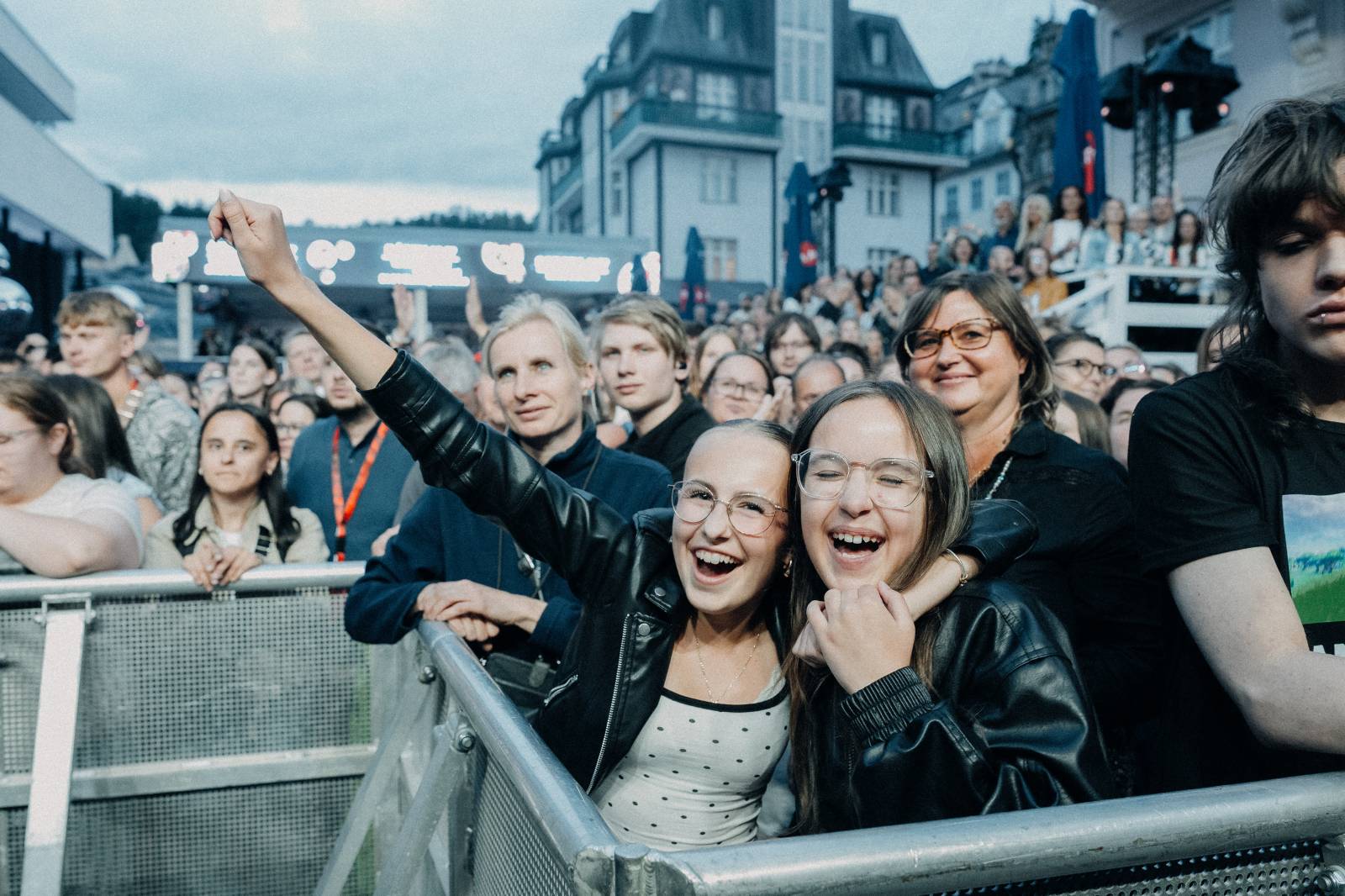 Th!s rozjeli třetí festivalový den v Karlových Varech. Chinaski bavili svými největšími hity