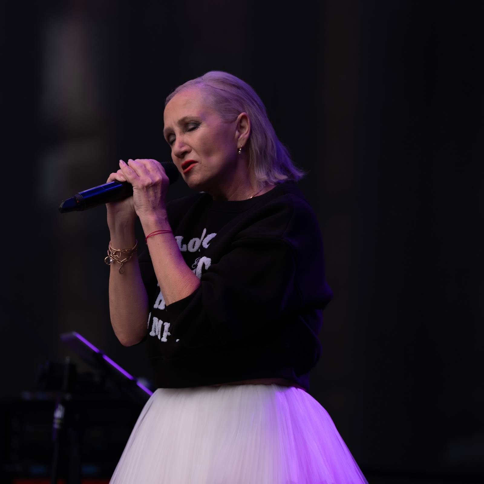 Redzed rozbouřil fanoušky, na Mattoni Life Baru se moshovalo. Bára Basiková představila soundtrack k časosběrnému dokumentu o svém životě