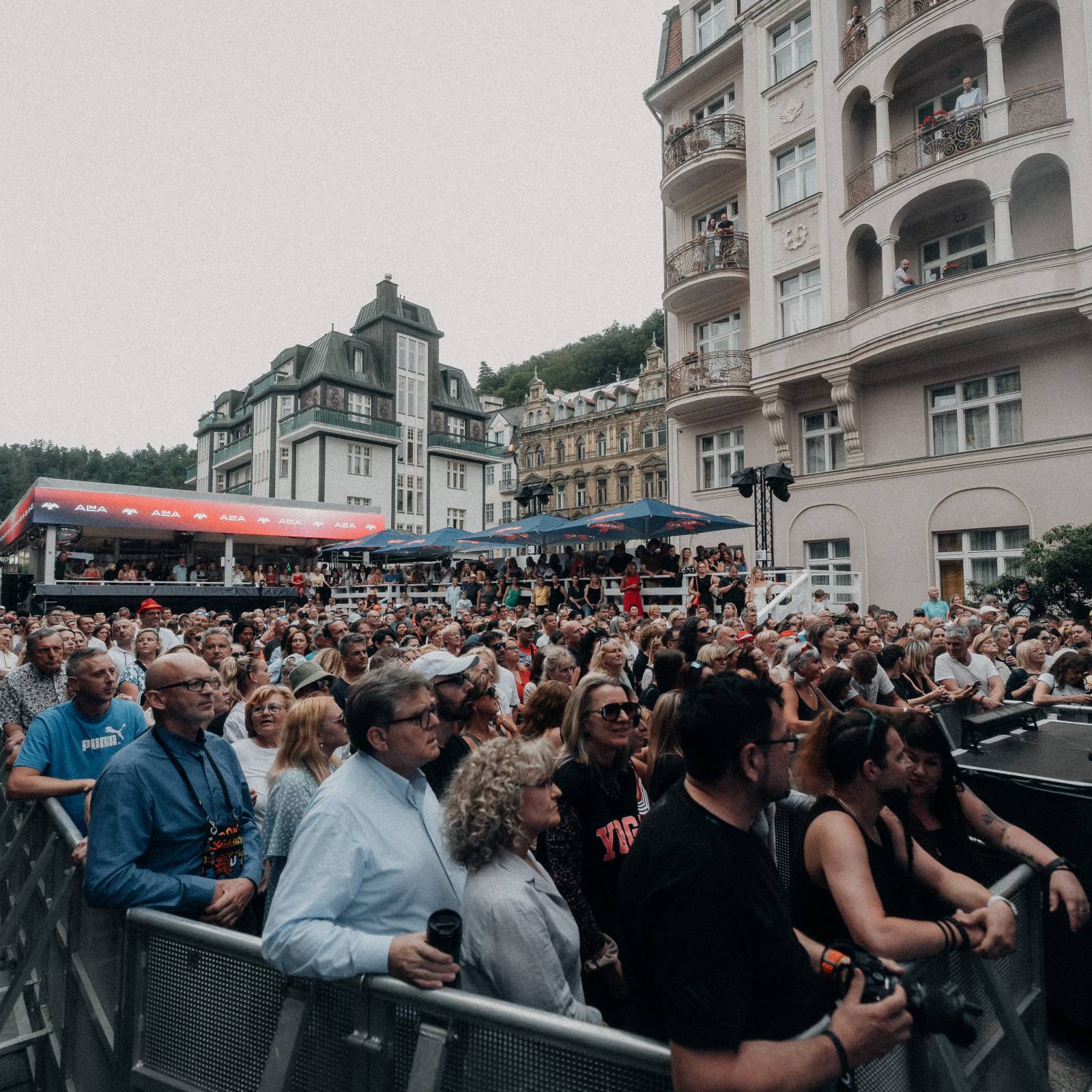 Redzed rozbouřil fanoušky, na Mattoni Life Baru se moshovalo. Bára Basiková představila soundtrack k časosběrnému dokumentu o svém životě