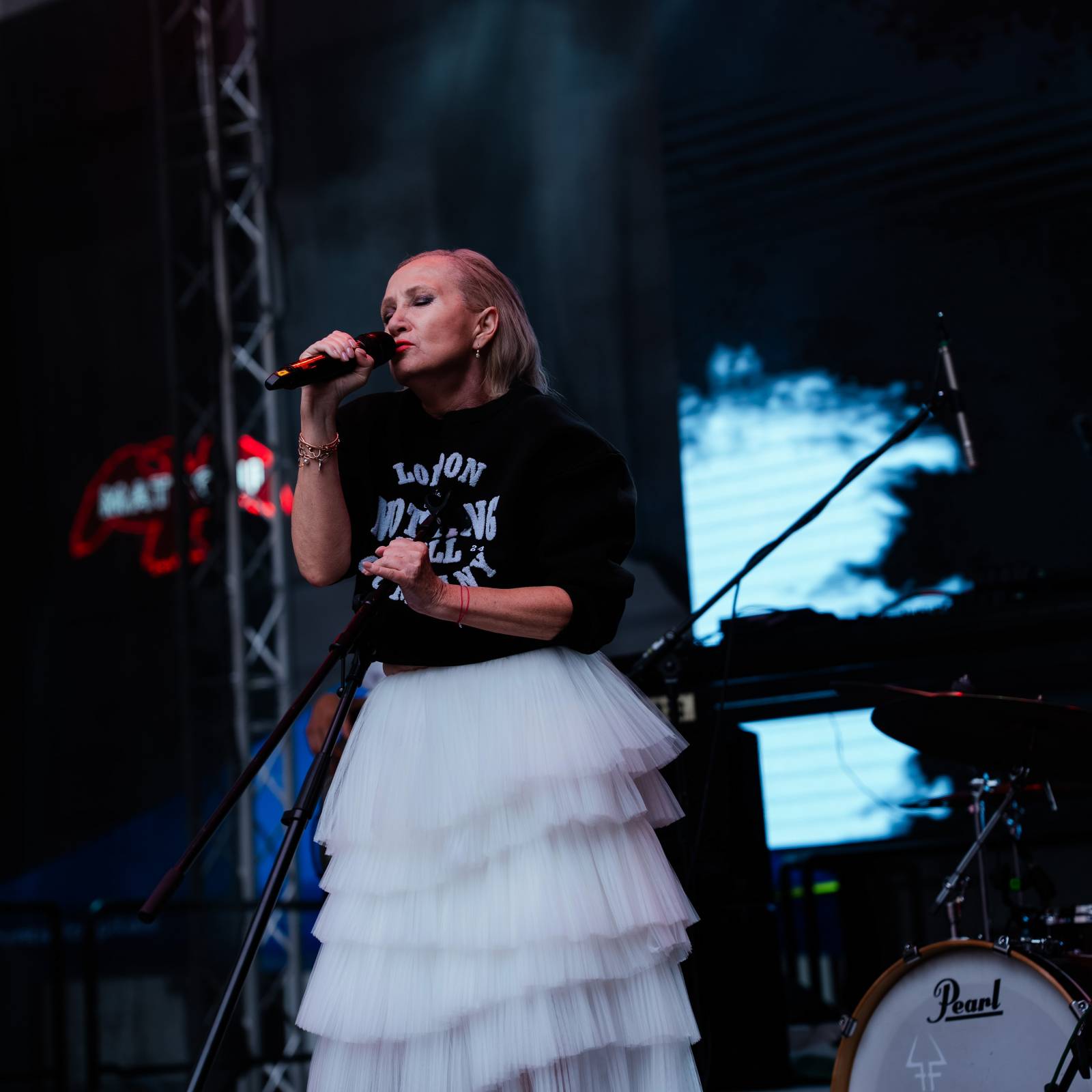 Redzed rozbouřil fanoušky, na Mattoni Life Baru se moshovalo. Bára Basiková představila soundtrack k časosběrnému dokumentu o svém životě