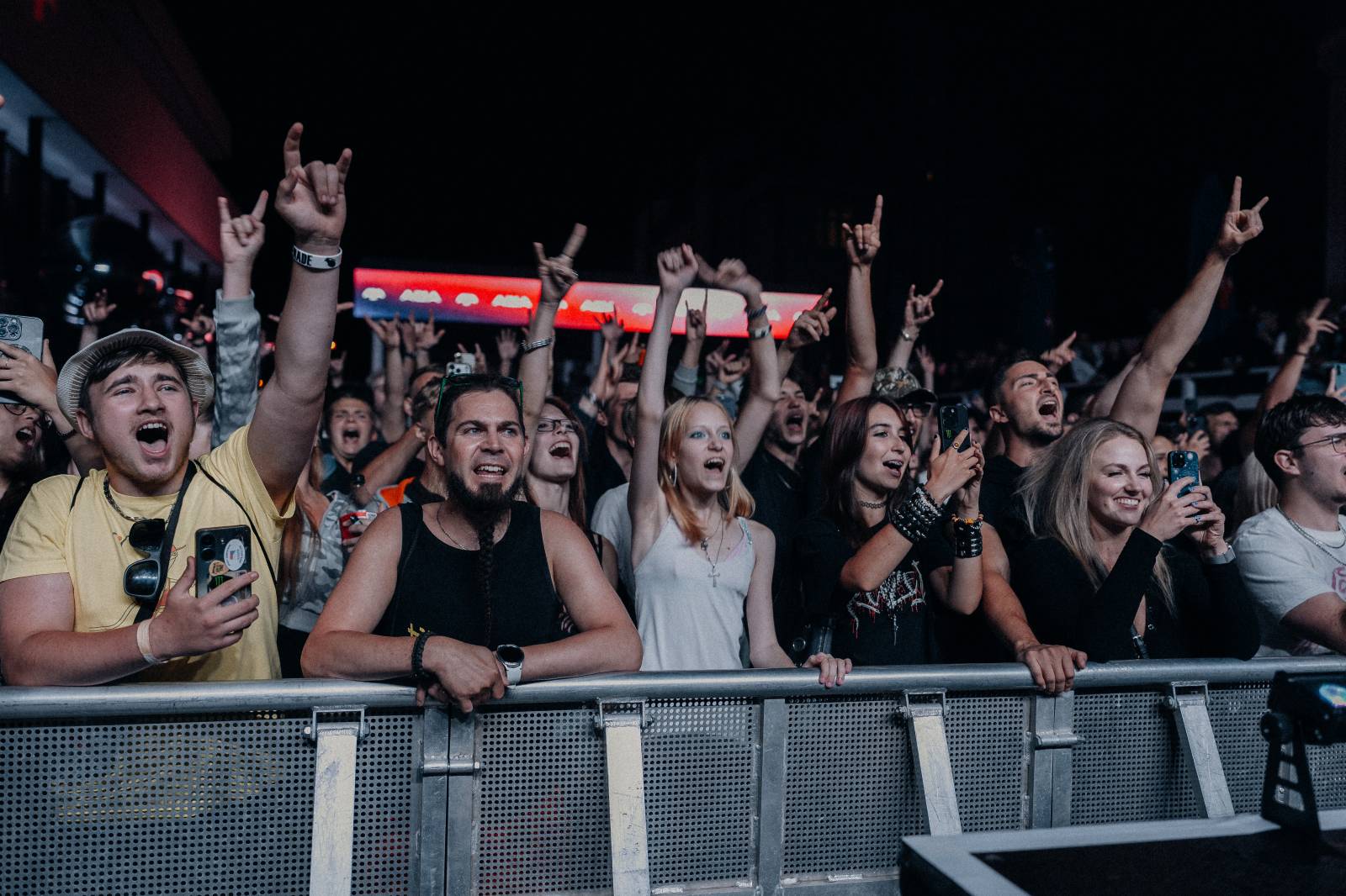Redzed rozbouřil fanoušky, na Mattoni Life Baru se moshovalo. Bára Basiková představila soundtrack k časosběrnému dokumentu o svém životě