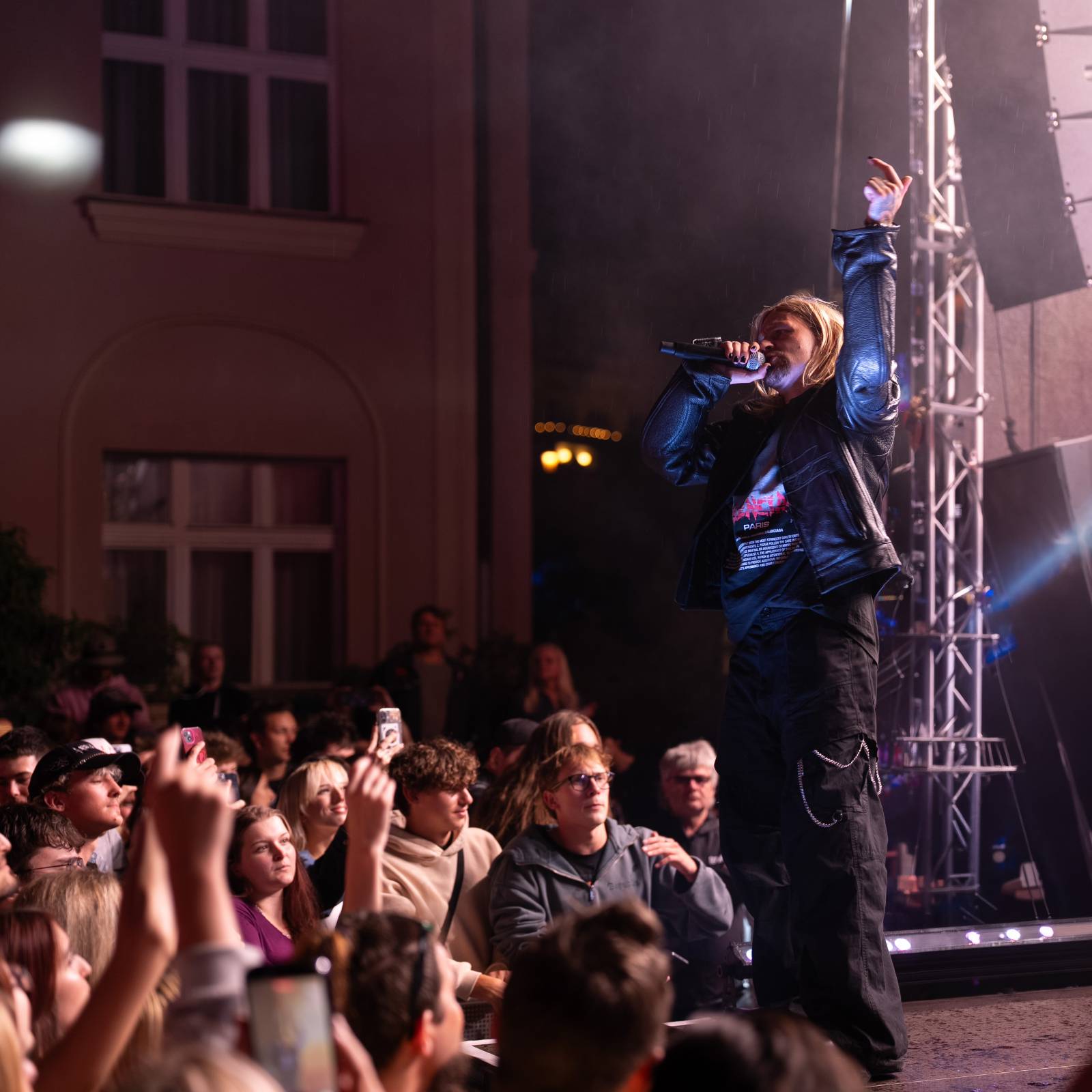 Redzed rozbouřil fanoušky, na Mattoni Life Baru se moshovalo. Bára Basiková představila soundtrack k časosběrnému dokumentu o svém životě