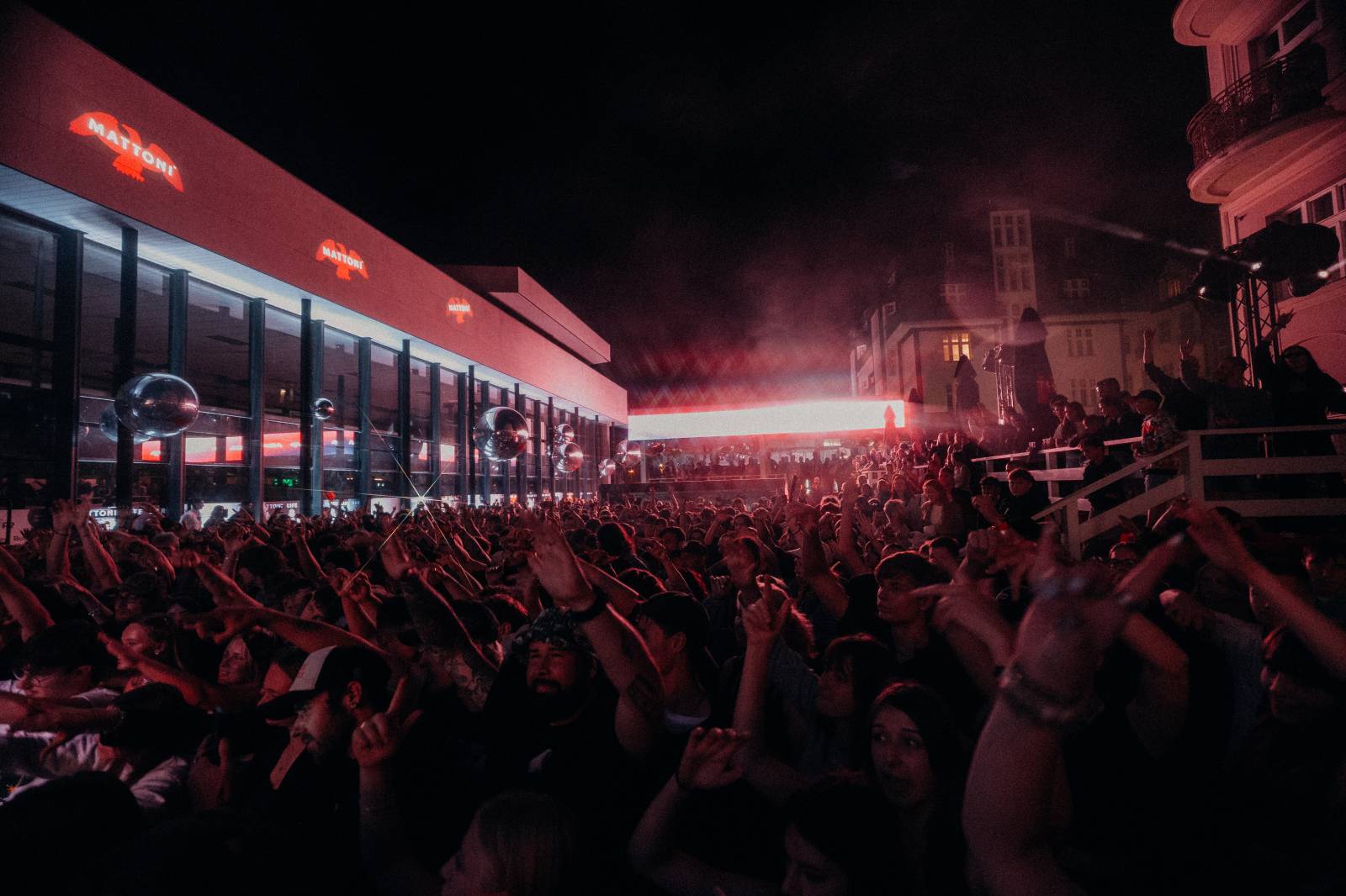 Redzed rozbouřil fanoušky, na Mattoni Life Baru se moshovalo. Bára Basiková představila soundtrack k časosběrnému dokumentu o svém životě