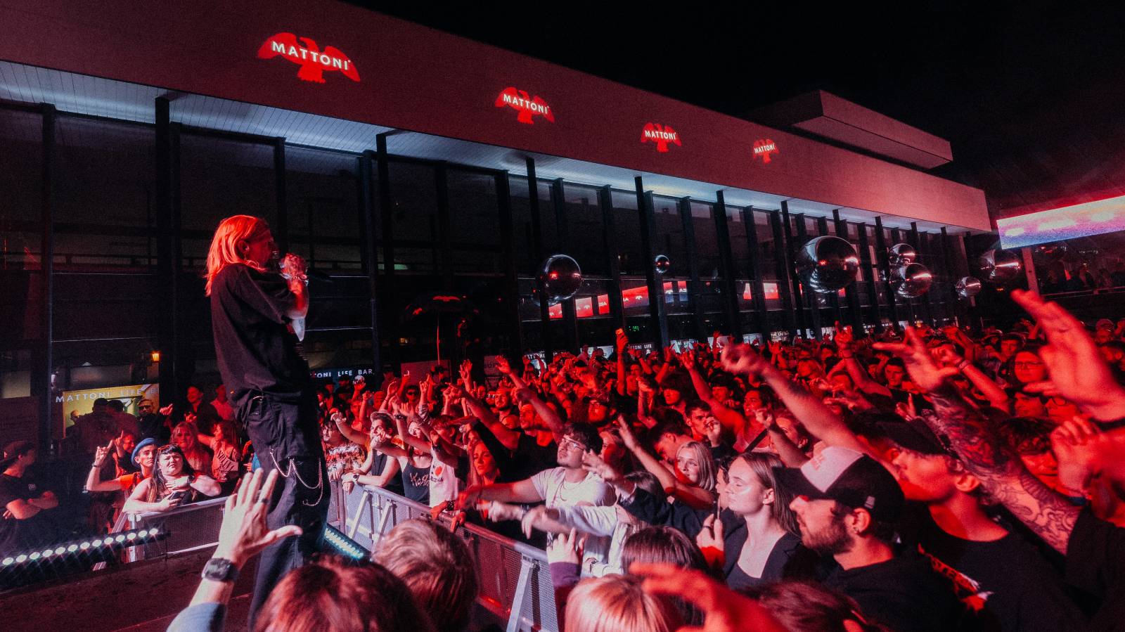 Redzed rozbouřil fanoušky, na Mattoni Life Baru se moshovalo. Bára Basiková představila soundtrack k časosběrnému dokumentu o svém životě