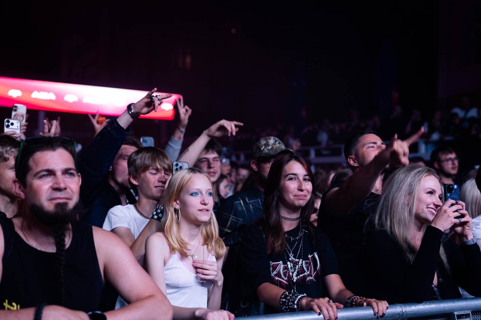 Redzed rozbouřil fanoušky, na Mattoni Life Baru se moshovalo. Bára Basiková představila soundtrack k časosběrnému dokumentu o svém životě