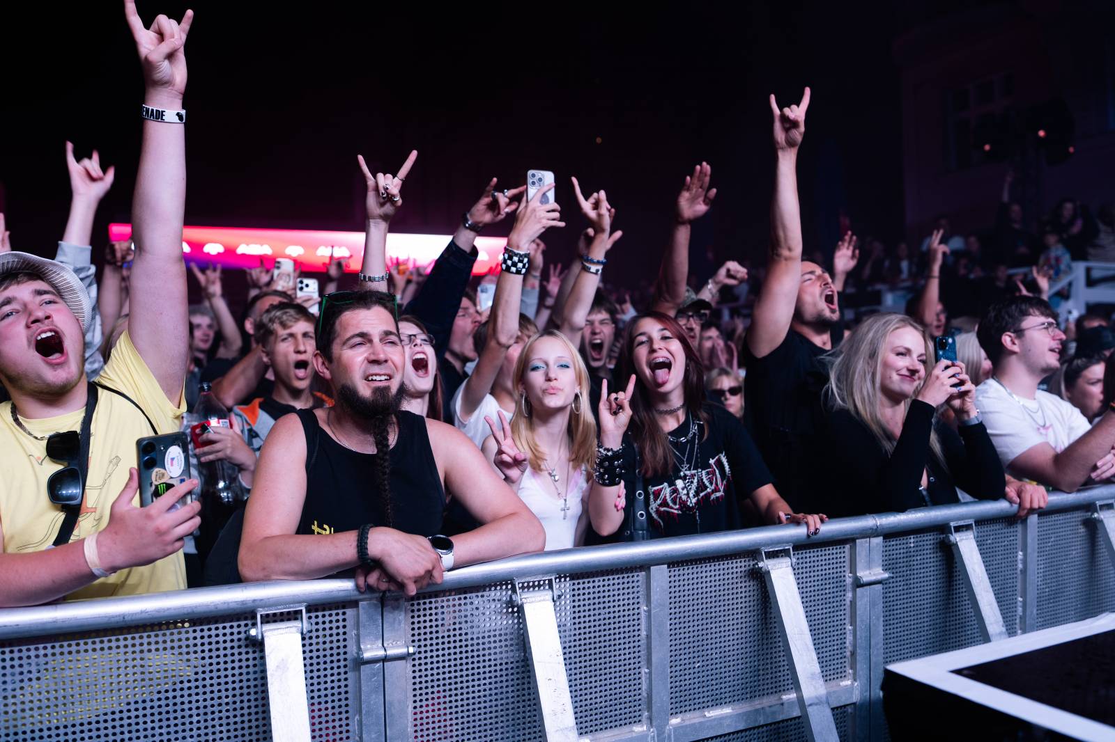 Redzed rozbouřil fanoušky, na Mattoni Life Baru se moshovalo. Bára Basiková představila soundtrack k časosběrnému dokumentu o svém životě