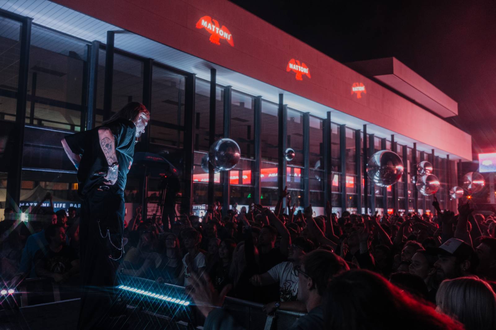 Redzed rozbouřil fanoušky, na Mattoni Life Baru se moshovalo. Bára Basiková představila soundtrack k časosběrnému dokumentu o svém životě