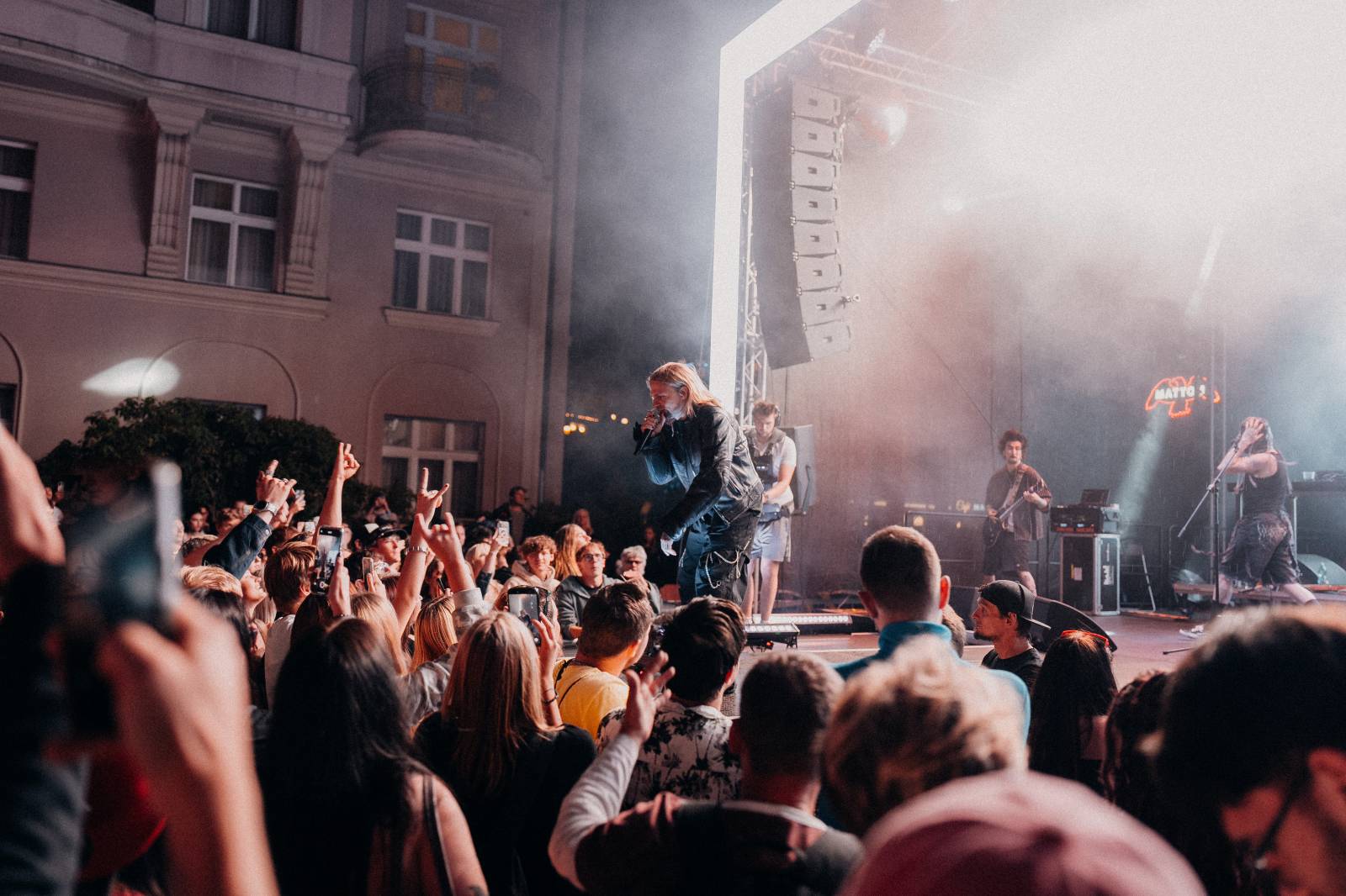 Redzed rozbouřil fanoušky, na Mattoni Life Baru se moshovalo. Bára Basiková představila soundtrack k časosběrnému dokumentu o svém životě
