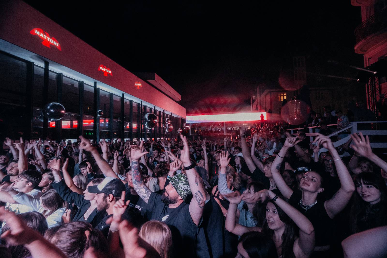 Redzed rozbouřil fanoušky, na Mattoni Life Baru se moshovalo. Bára Basiková představila soundtrack k časosběrnému dokumentu o svém životě