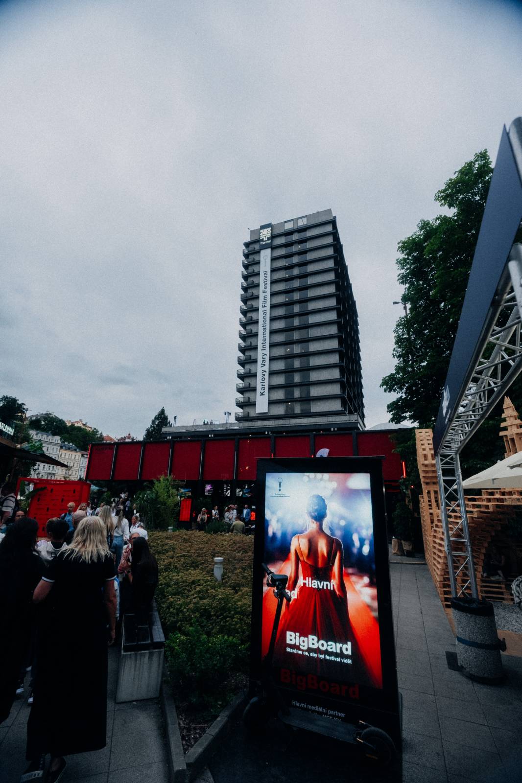 Redzed rozbouřil fanoušky, na Mattoni Life Baru se moshovalo. Bára Basiková představila soundtrack k časosběrnému dokumentu o svém životě