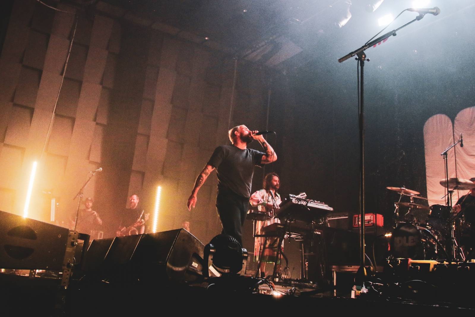 IDLES v Praze: koncert plný emocí, tance i vzdoru
