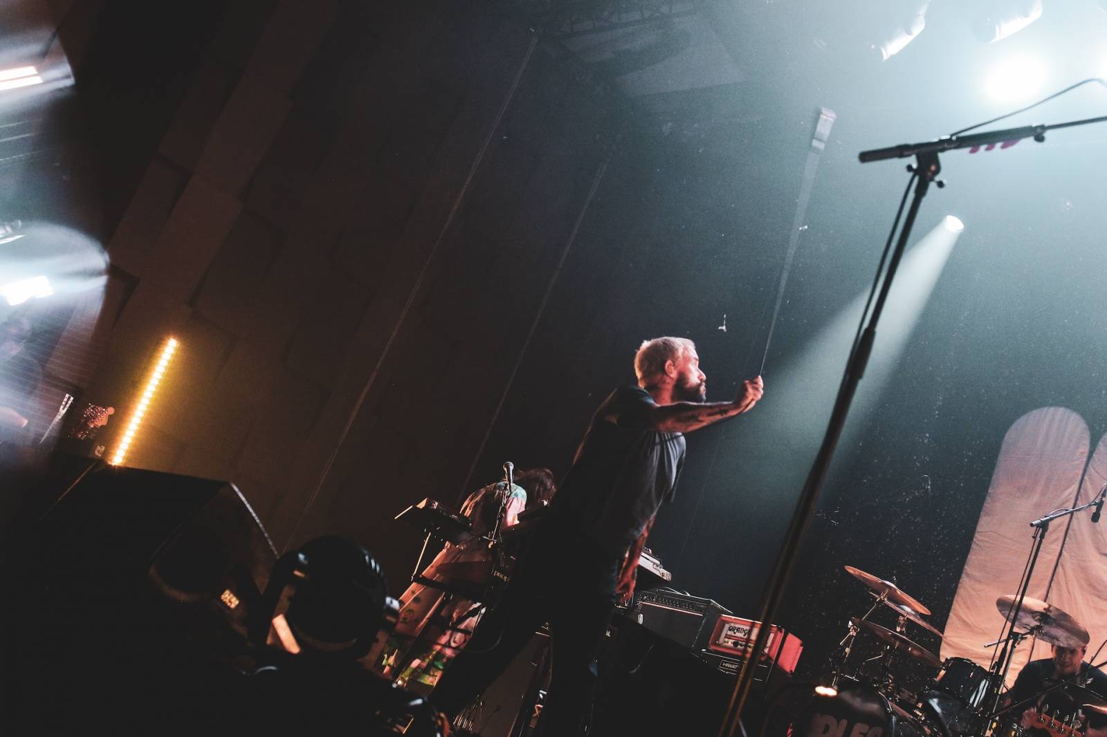 IDLES v Praze: koncert plný emocí, tance i vzdoru