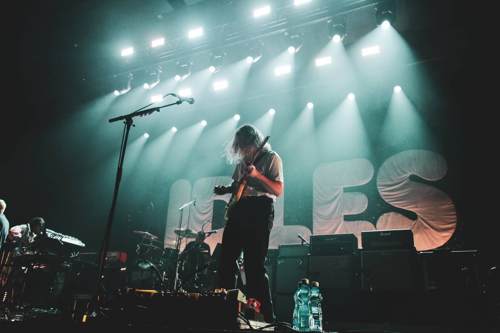 IDLES v Praze: koncert plný emocí, tance i vzdoru