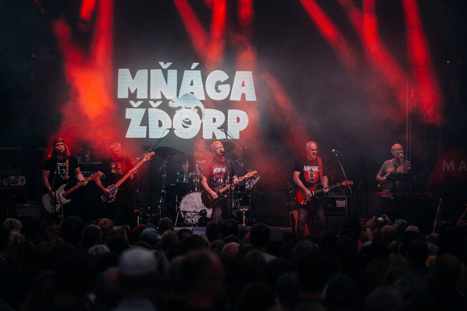 Marie April hostovala I Love You Honey Bunny, večer ovládla Mňága a Žďorp