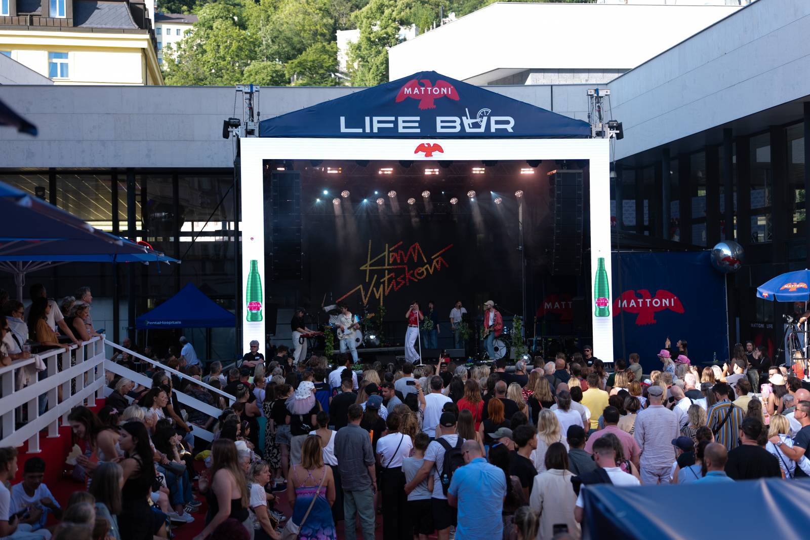 Sofian Medjmedj zbořil Mattoni Life Bar. Do varu přivedl i fanoušky na hotelových balkonech