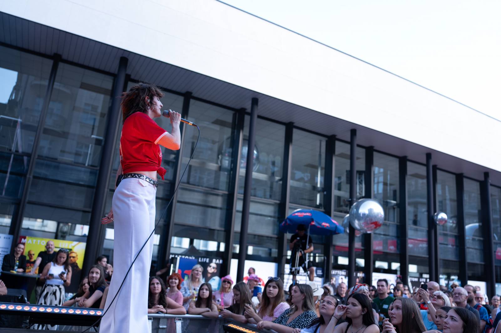 Sofian Medjmedj zbořil Mattoni Life Bar. Do varu přivedl i fanoušky na hotelových balkonech