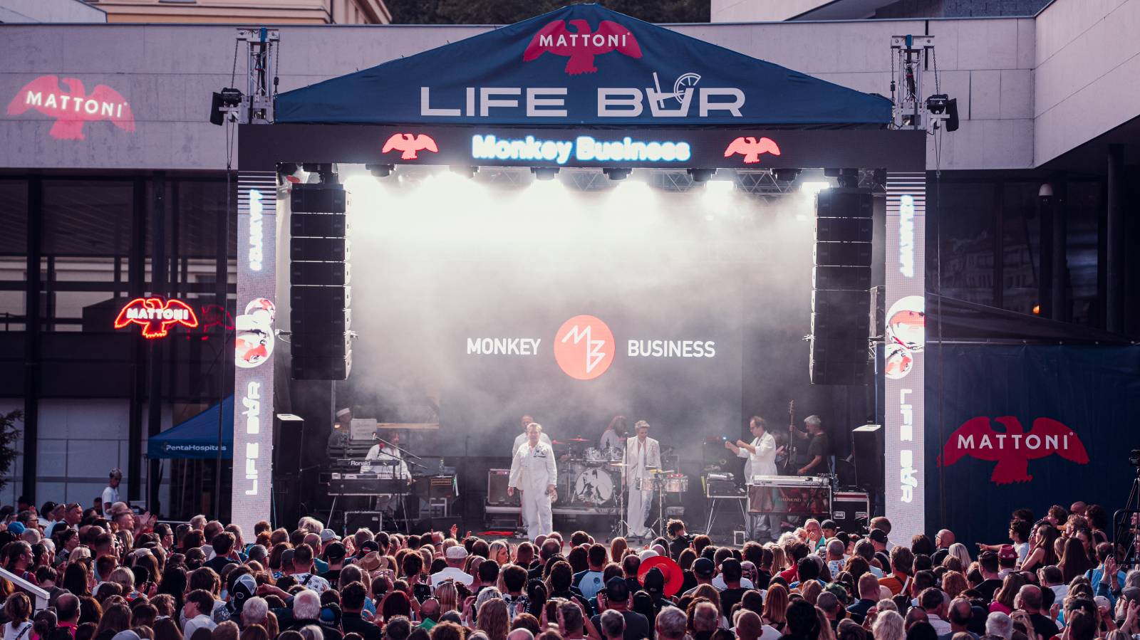 Hvězdný program v Karlových Varech pokračuje. Monkey Business rozproudili Mattoni Life Bar